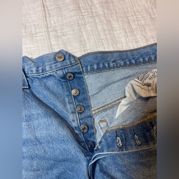 Levi's 501® Women's High Rise Jean Shorts Light Wash Denim Distressed Size 33 - Picture 5 of 8